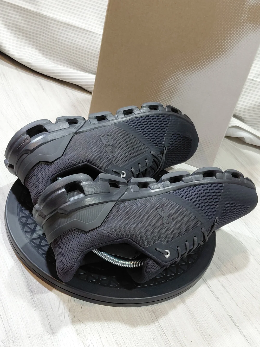 NWT On Mens Cloudflyer Triple Black Running Shoes SIZE MENS 11